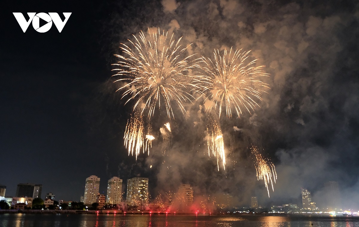 Spektakuläre Eröffnungsfeier des Feuerwerksfestivals am Han-Fluss in Da Nang