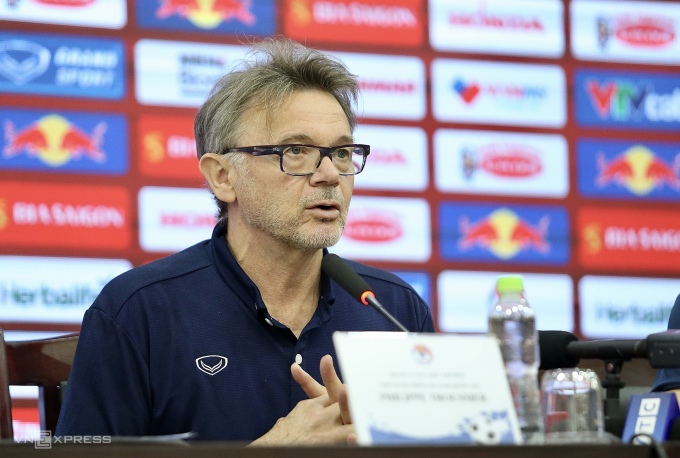 Fußballtrainer Troussier sucht nach weiteren Fußballspielern aus Ausland