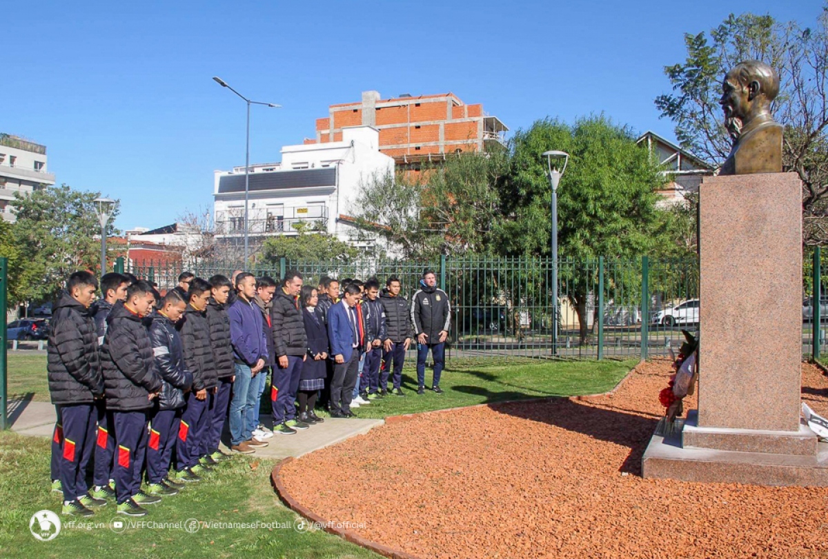 Vietnamesisches Futsalteam besucht Ho Chi Minh-Statue in Buenos Aires