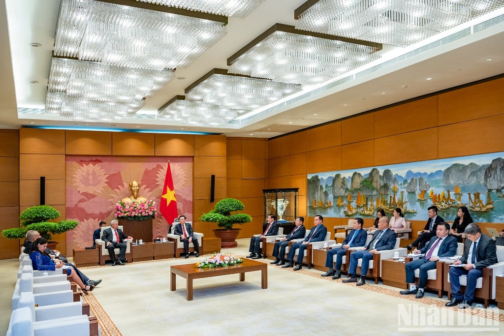 Parlamentspräsident Vuong Dinh Hue empfängt Generalsekretär des Dachverbandes der kubanischen Gewerkschaften