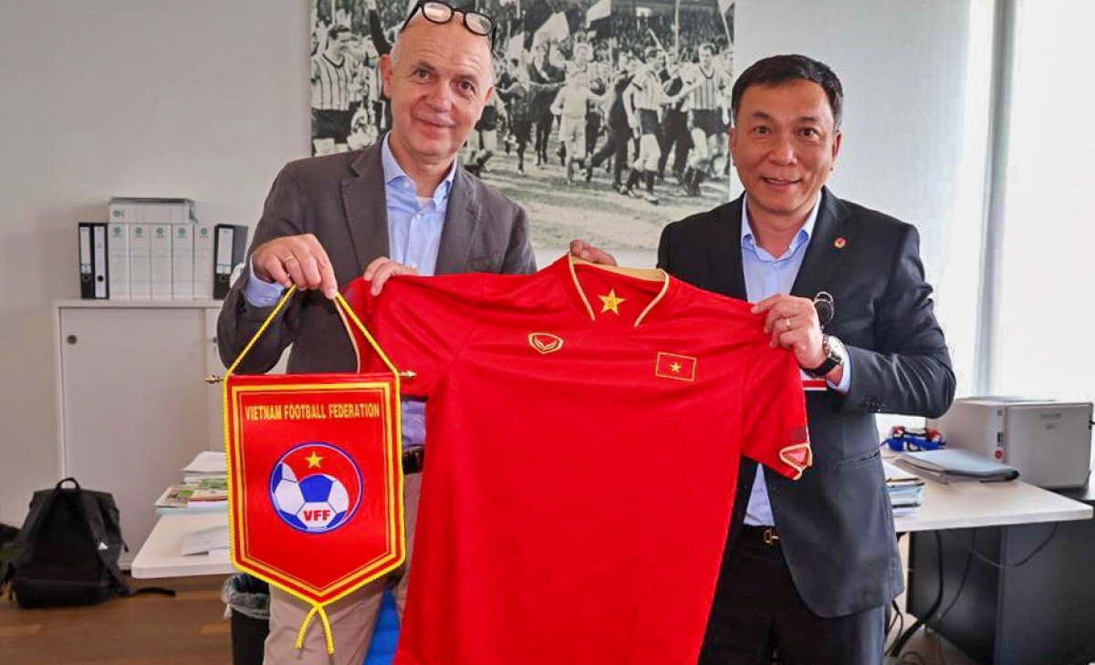 DFB-Präsident Bernd Neuendorf ist von der vietnamesischen Fußballmannschaft der Frauen beeindruckt
