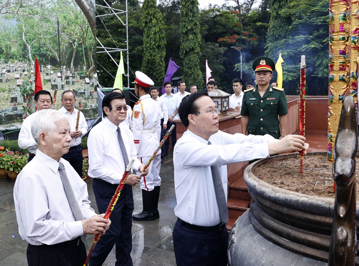 Staatspräsident Vo Van Thuong nimmt an Gedenkfeier im Friedhof auf Con Dao teil