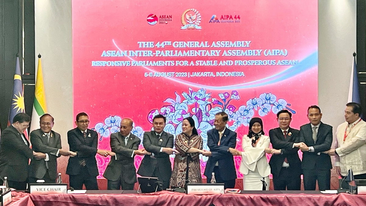 Parlamentspräsident Vuong Dinh Hue nimmt an Sitzung des AIPA-Exekutivkomitees teil
