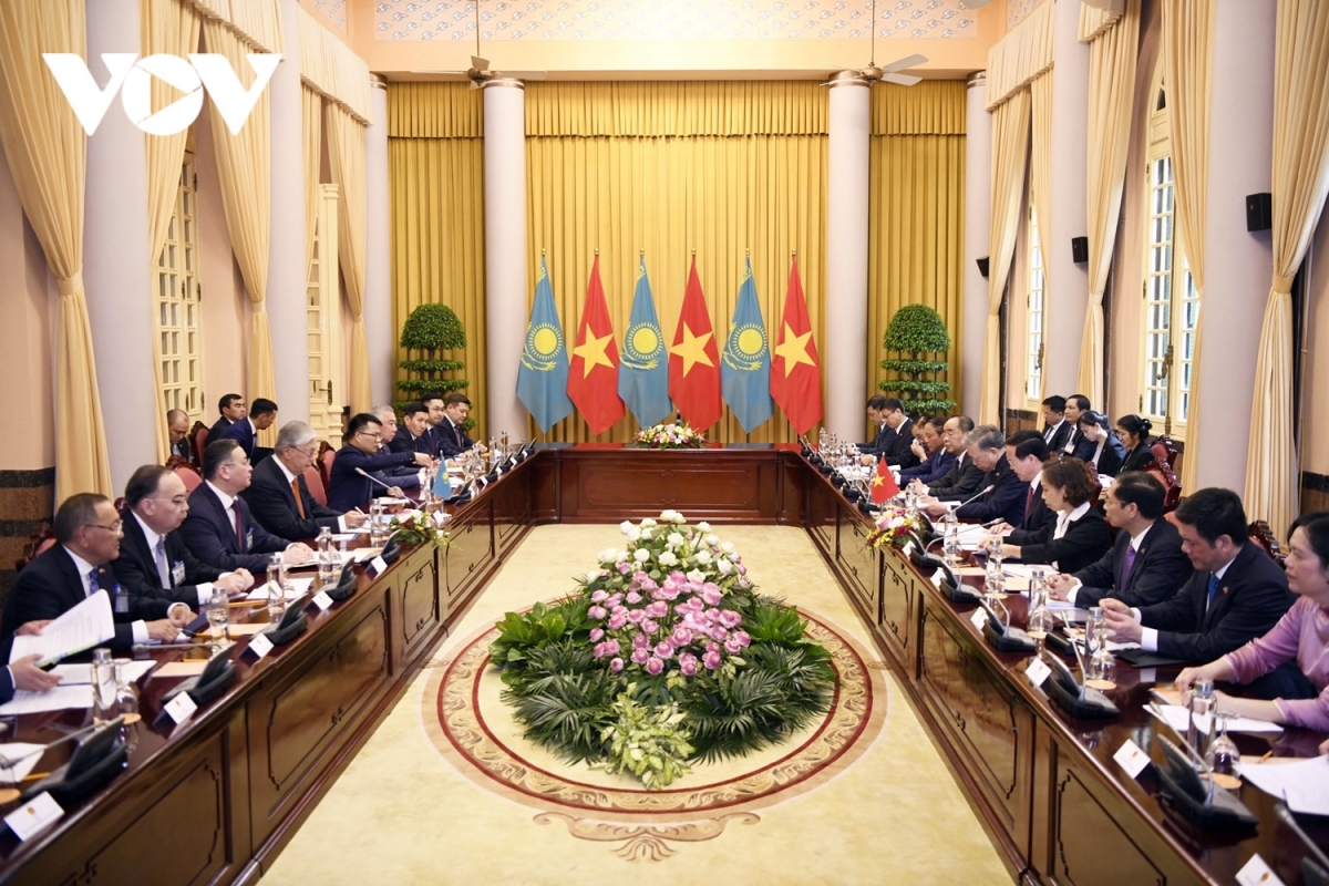 Pressekonferenz zum Besuch des kasachischen Präsidenten in Vietnam