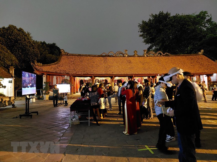 Abendtour im Literaturtempel in Hanoi