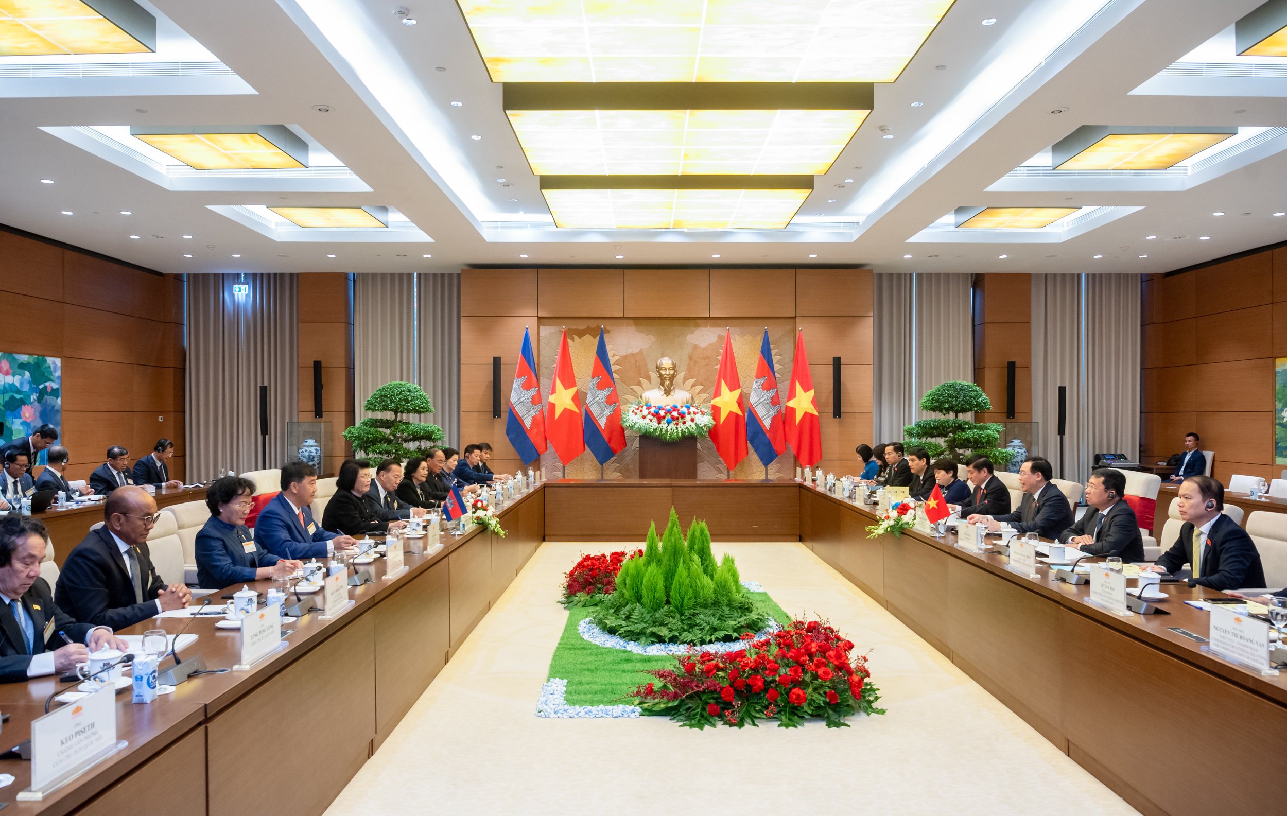 Parlamentspräsident Vuong Dinh Hue führt Gespräche mit seiner kambodschanischen Amtskollegin