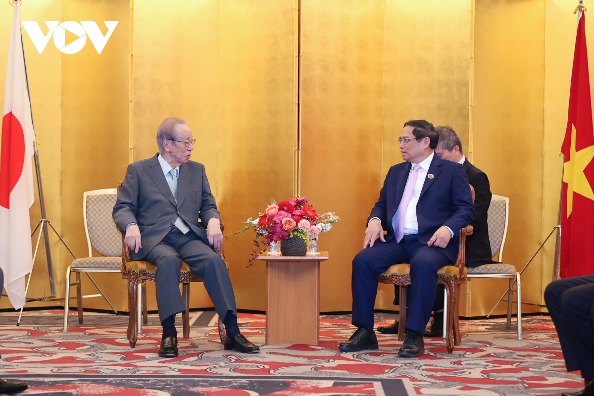 Premierminister Pham Minh Chinh trifft ehemaligen Premierminister Japans Fukuda Yasuo