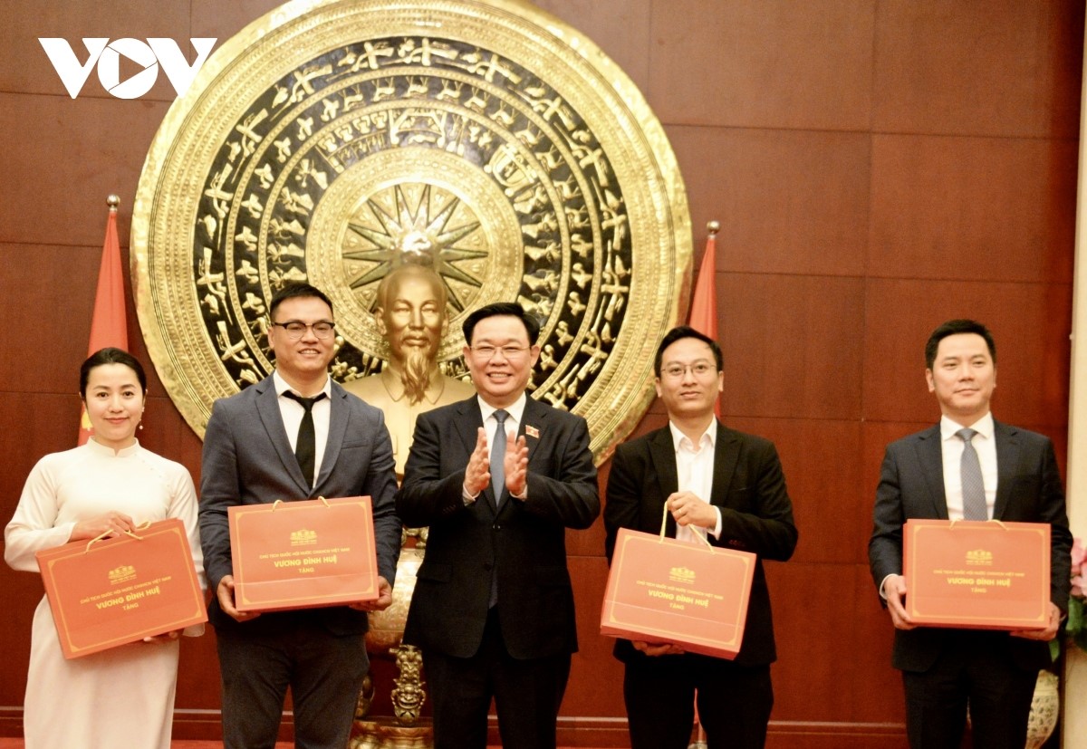 Parlamentspräsident Vuong Dinh Hue trifft Vertreter der vietnamesischen Gemeinschaft in China