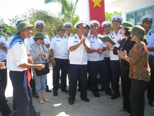 อวยพรทหารที่ประจำการบนเกาะ NamYết ในหมู่เกาะTrươngSa ในโอกาสตรุษเต๊ต