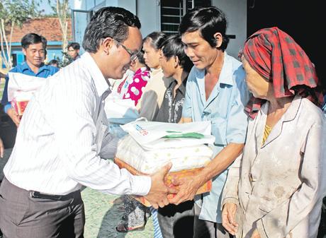 ท้องถิ่นทั่วประเทศจัดกิจกรรมต่างๆเพื่อให้ผู้ยากจนต้อนรับตรุษเต๊ต2012อย่างอบอุ่น