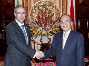 ท่าน NguyenSinhHung ประธานรัฐสภาเวียดนามจรจากับประธานวุฒิสภาเม็กซีโก