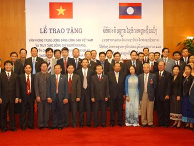 รองประธานประเทศลาวให้การต้อนรับคณะผู้แทนสำนักงานพรรคคอมมิวนิสต์เวียดนาม