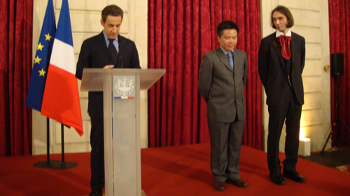 ศร. NgoBaoChau ได้รับมอบรางวัลชั้นสูงสุดของฝรั่งเศส