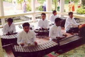 วงดนตรี Ngũ Âm หรือ PưnPiết ของชาวKhơme ในจังหวัดSócTrăng