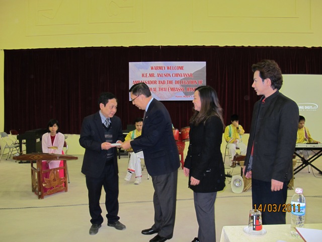 สถานทูตไทยและสมาคมนักธุรกิจไทยประจำเวียดนามเยือนโรงเรียนคนตาบอด