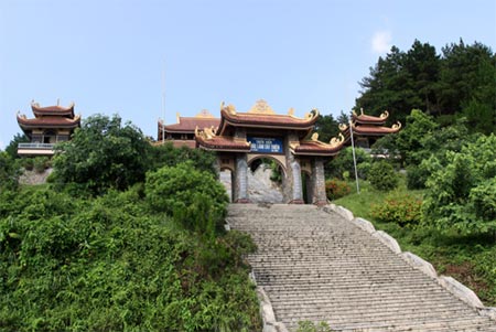 พิธีเปิดพระพุทธรูปไพลินที่มีขนาดใหญ่ที่สุดในโลก