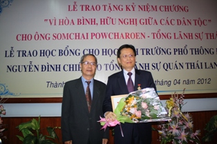 พิธีมอบเข็มที่ระลึกให้แก่กงสุลใหญ่ไทย