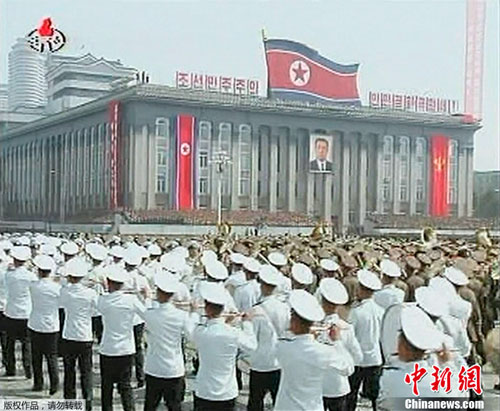 ทางการเปียงยางเดินสวนสนามสำแดงกำลังในโอกาสรำลึกวันคล้าวันเกิดของประธานคิมอิลซุง