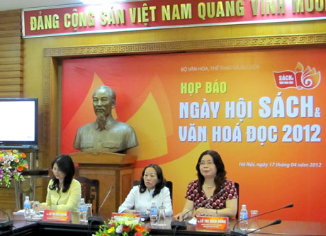 การแถลงข่าวต่อสื่อมวลชนแนะนำงานมหกรรมหนังสือและวัฒนธรรมการอ่าน2012