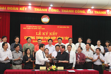 ส่งเสริมการประสานงานแนวร่วมปิตุภูมิส่วนกลางกับคณะกรรมการชนเผ่าช่วงปี 2012-2016