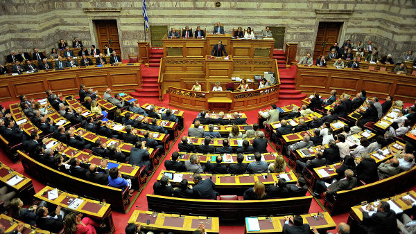 รัฐบาลกรีซผ่านการลงมติไม่ไว้วางใจครั้งแรกในรัฐสภา