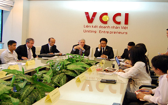 การเสวนาเกี่ยวกับการส่งเสริมความสัมพันธ์ด้านเศรษฐกิจการค้าเวียดนาม-สหรัฐ