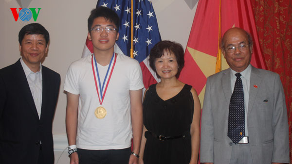 ชมเชยผลสำเร็จของคณะนักเรียนเวียดนามที่เข้าร่วมการแข่งขันเคมีโอลิมปิกครั้งที่ 44