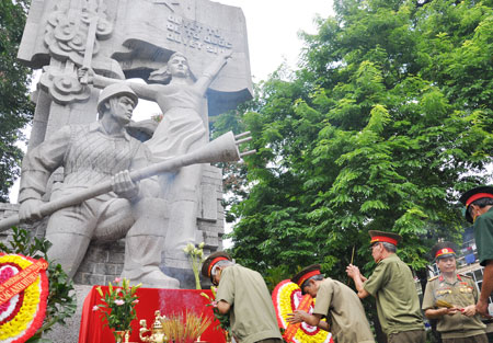 การพบปะกับอดีตนักรบพลีชีพ 40 นายของกองกำลังทหารนครหลวง