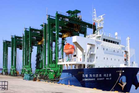 เวียดนามส่งออกรถเครนล้อยาง RTGC ไปยังสิงคโปร์