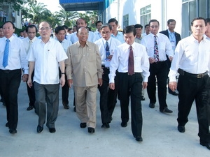 ประธานรัฐสภาเวียดนามและประธานรัฐสภากัมพูชาเยือนเครือบริษัทยางพาราเวียดนาม