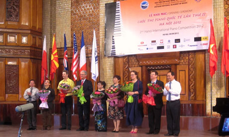 เด็กเวียดนามได้รับรางวัลที่ ๑ ในแข่งขันเปียโนนานาชาติครั้งที่ 2–ฮานอย 2012