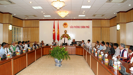 รองนายกรัฐมนตรีให้การต้อนรับคณะตัวแทนกำนันผู้ใหญ่บ้านผู้ที่ได้รับความนับถือ