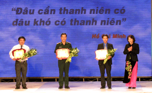 พิธีสดุดีและมอบรางวัล “เมื่อปิตุภูมิเรียกร้อง”