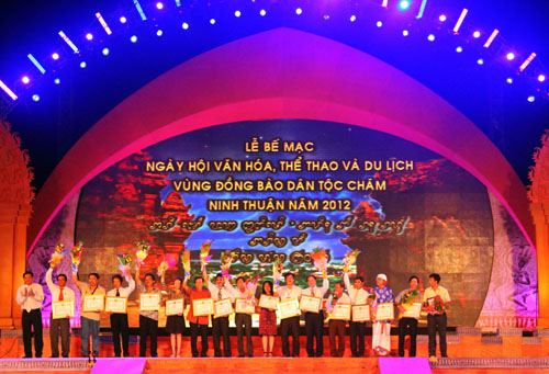 ปิดงานมหกรรมวัฒนธรรม การกีฬาและการท่องเที่ยวชนเผ่าจาม-NinhThuận 2012