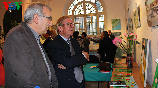 งานนิทรรศการภาพเขียนของเด็กเร่ร่อนนครโฮจิมินห์ ณ ประเทศฝรั่งเศส