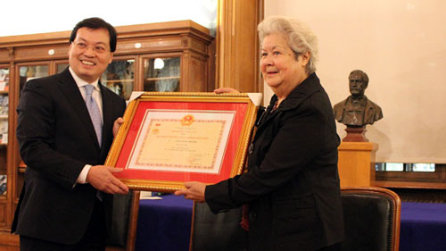 มอบเข็มที่ระลึกให้แก่ชาวฝรั่งเศสเชื้อสายเวียดนาม