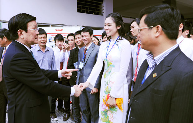 ประธานประเทศเวียดนามTrương Tấn Sangพบปะกับนักศึกษานครดานัง
