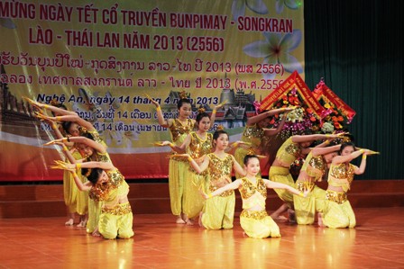 นักศึกษาลาว ไทยฉลองเทศกาลปีใหม่ตามประเพณีในเวียดนาม