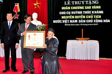 มอบเหรียญอิสริยาภรณ์ดาวทองแด่ท่านHuỳnh Thúc Kháng