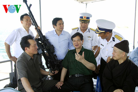 นายกรัฐมนตรี เหงียนเติ๊นหยูง ตรวจสอบการวางผังก่อสร้างเขตเศรษฐกิจเวินโด่น