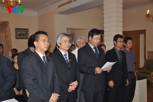 สถานทูตเวียดนามประจำประเทศต่างๆเปิดให้ลงนามในสมุดไว้อาลัยพลเอก หวอเงียนย๊าป