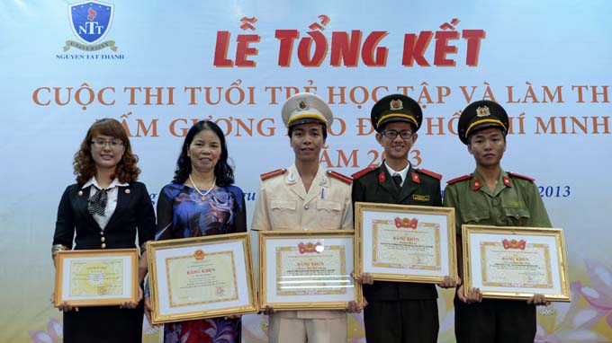 การประกวดความรู้ “เยาวชนศึกษาและปฏิบัติตามแบบอย่างคุณธรรมของประธานโฮจิมินห์”