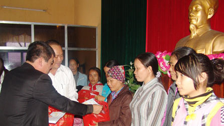 มอบของที่จำเป็นสำหรับตรุษเต๊ตให้แก่ครอบครัวยากจนและผู้เคราะห์ร้ายจากสารพิษสีส้มไดอ๊อกซิน