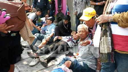 เกิดเหตุลอบปาระเบิดใส่กลุ่มกปปส.ซึ่งทำให้มีผู้ได้รับบาดเจ็บ 36 คน