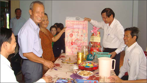 กิจกรรมเยี่ยมเยือนและมอบสิ่งของที่จำเป็นสำหรับตรุษเต๊ตให้แก่ประชาชนในท้องถิ่นต่างๆ