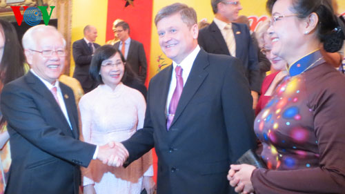 ผู้บริหารนครโฮจิมินห์พบปะกับตัวแทนของสำนักงานตัวแทนต่างประเทศในโอกาสฉลองตรุษเต๊ต