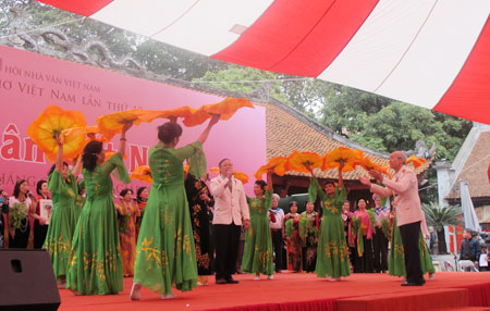 ความคึกคักของวันกลอนเวียดนาม-วสันฤดูปีมะเมีย