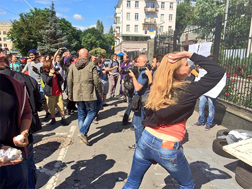 รัสเซียเรียกร้องให้ลงโทษผู้บุกโจมตีสถานทูตรัสเซียประจำยูเครน