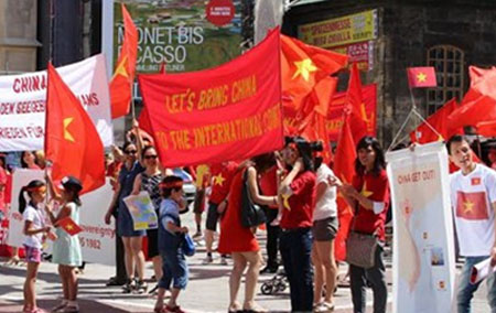 ชาวเวียดนามในออสเตรียเดินขบวนประท้วงปฏิบัติการของจีนในทะเลตะวันออก