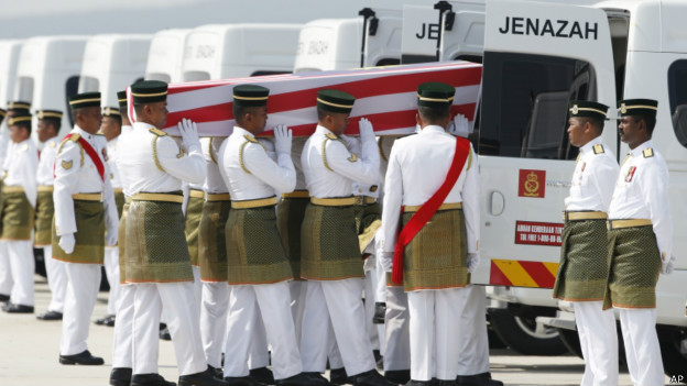 มาเลเซียจัดพิธีไว้อาลัยทั่วประเทศเพื่อรำลึกถึงผู้เสียชีวิตจากเหตุเครื่องบินมาเลเซียแอร์ไลเอ็มเอช 17